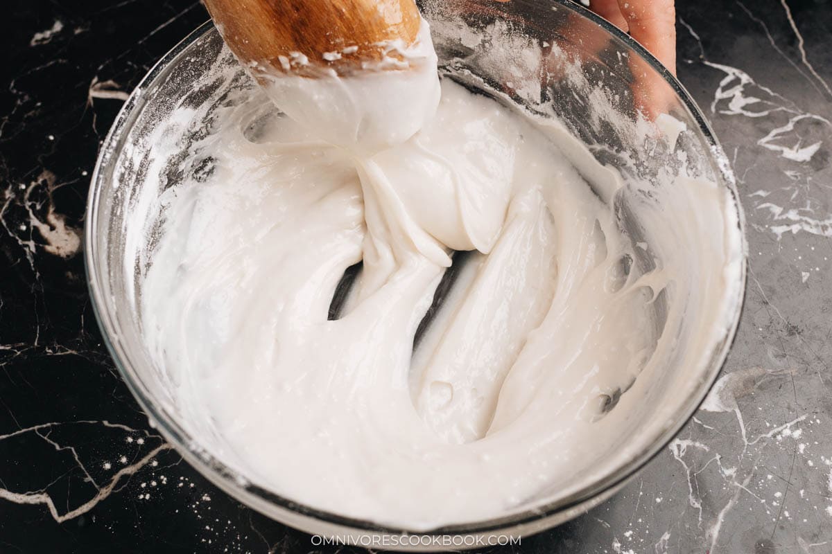 Mixing the glutinous flour into a paste