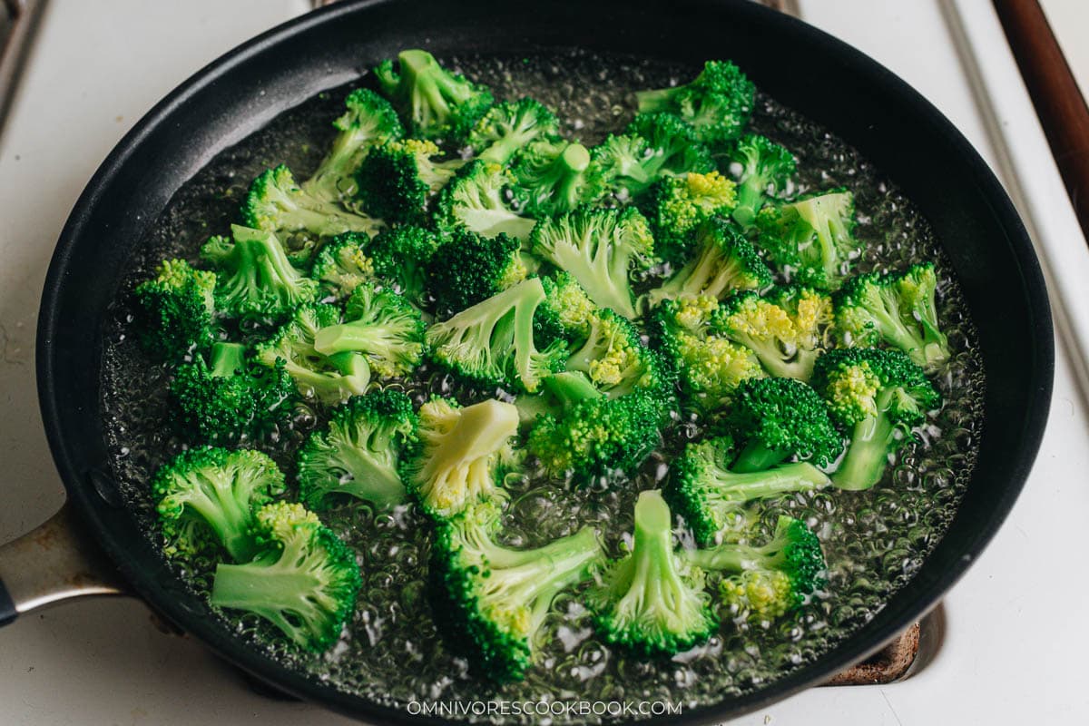 Blanching broccoli in a skillet