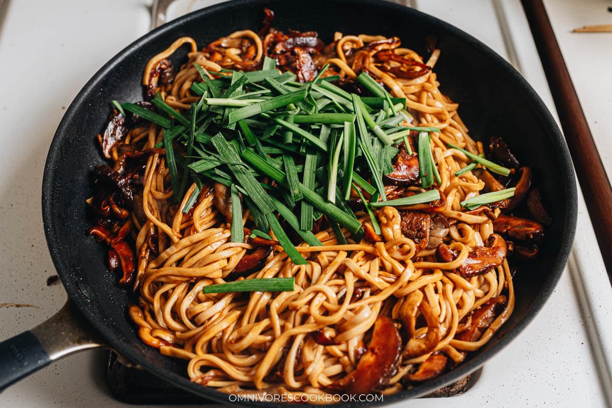 Mix the noodles and garlic chives with mushrooms