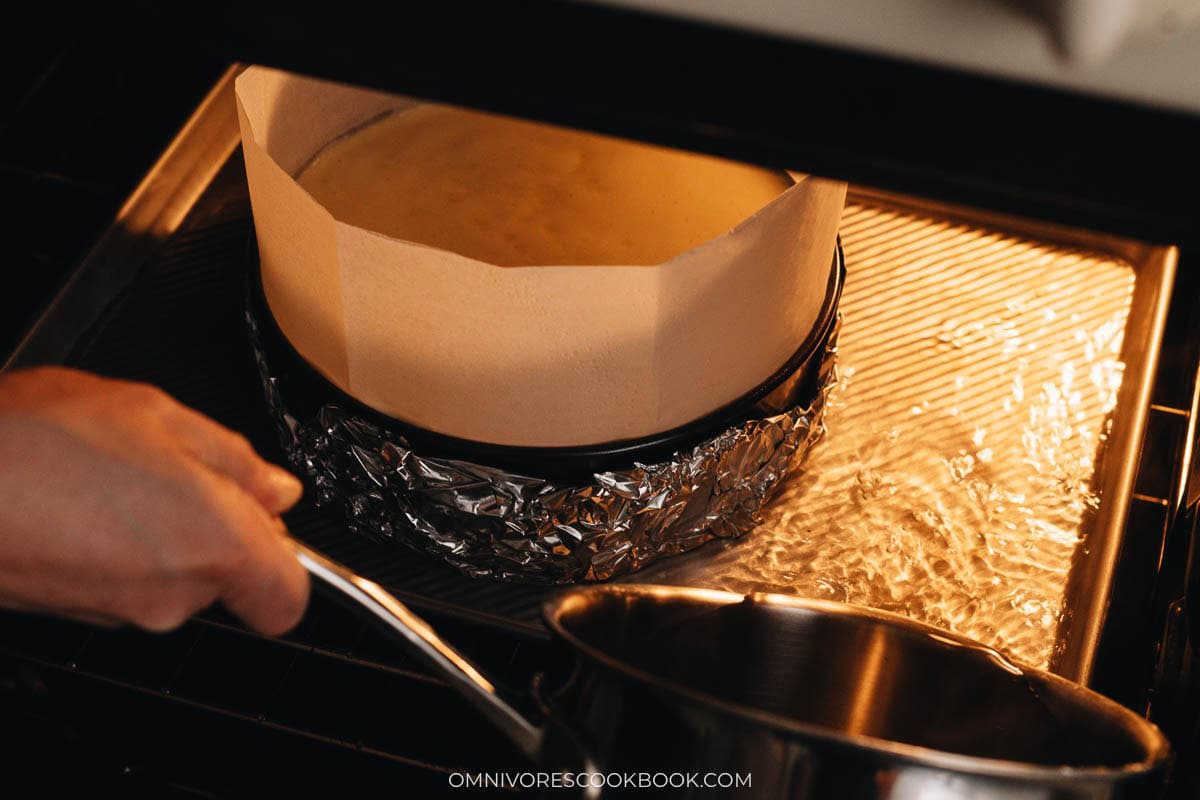 How to set up water bath for baking the Japanese cheesecake