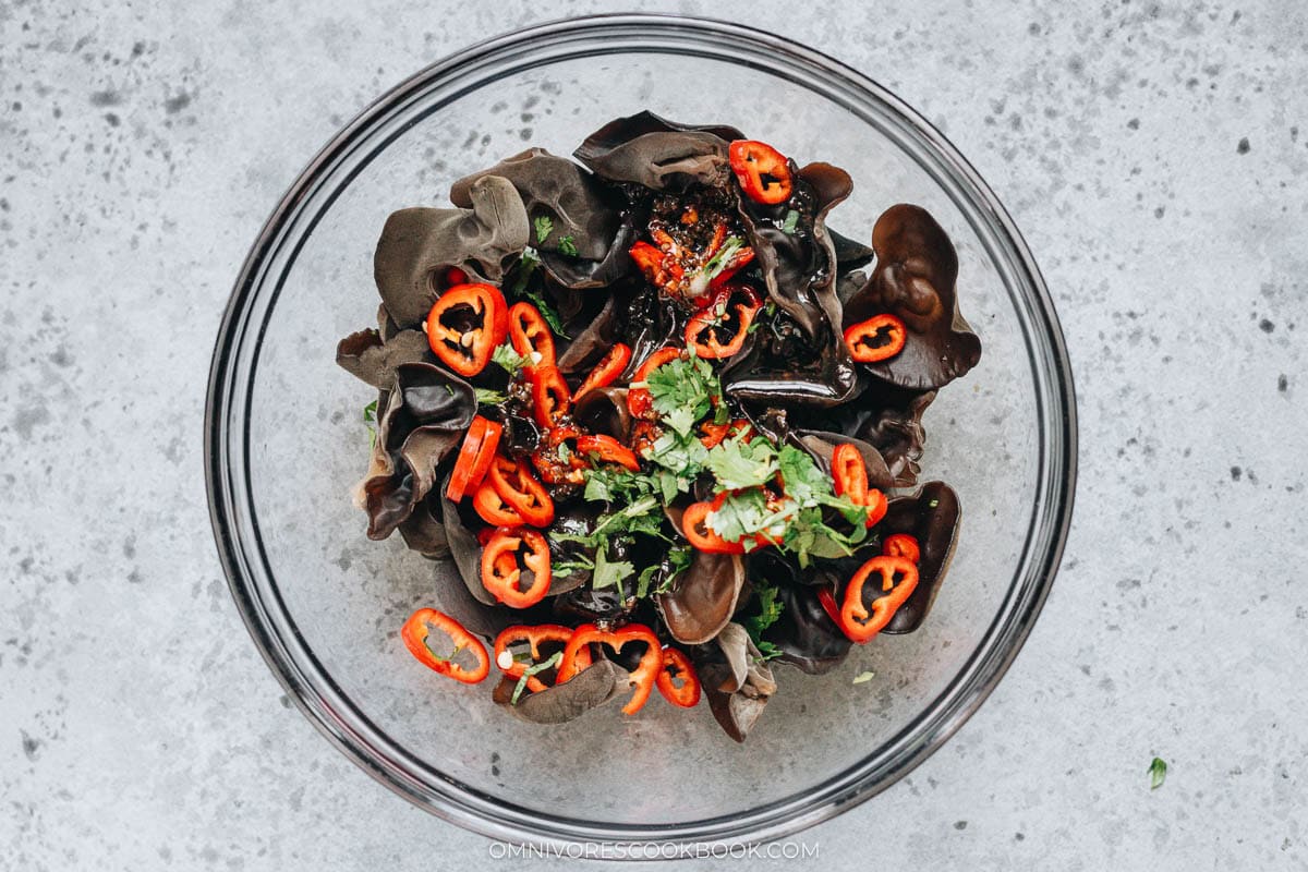 Mixing the wood ear mushroom salad