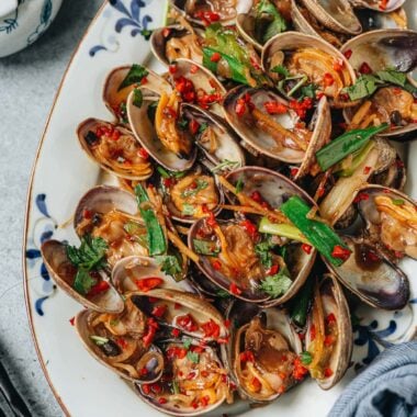 Stir fried clams in black bean sauce close up