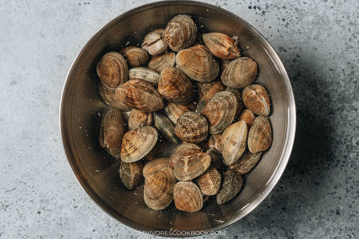 Soaking manila clams with salty water