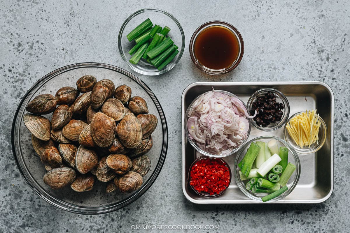 Ingredients for making clams in black bean sauce