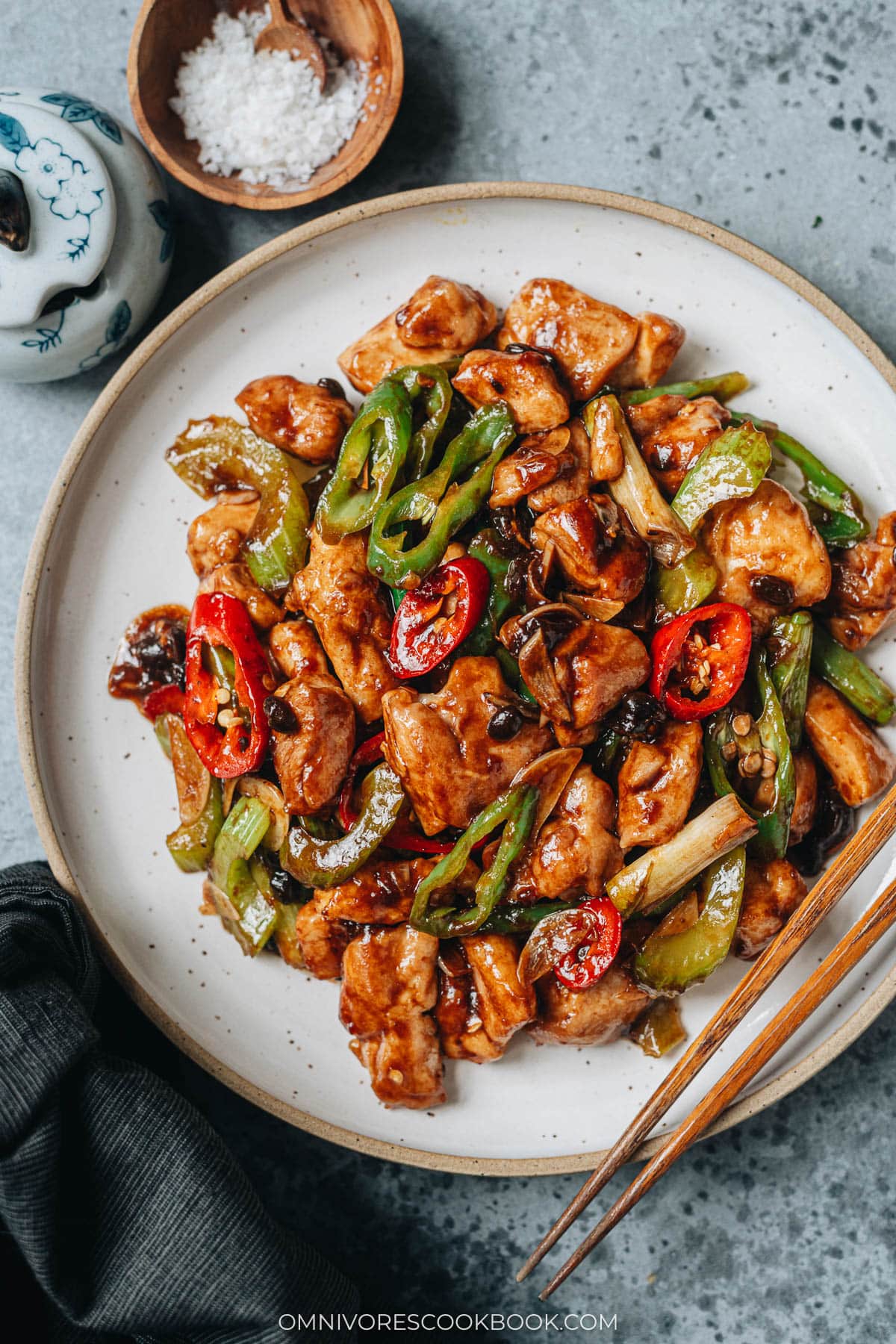 Hunan chicken served in a plate