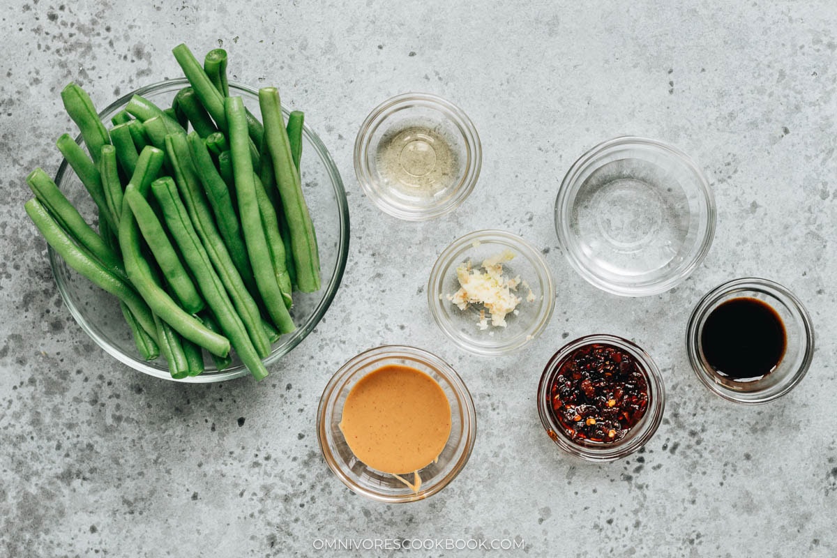 Ingredients for making green beans with peanut sauce