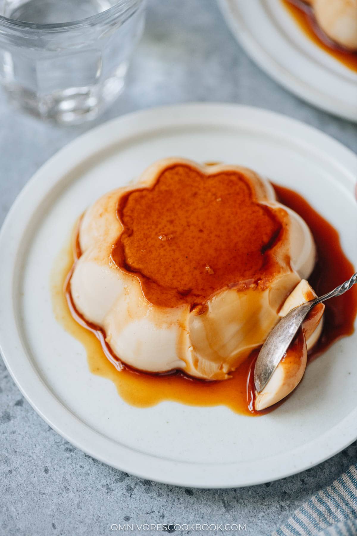Use spoon to scoop hojicha purin to show texture