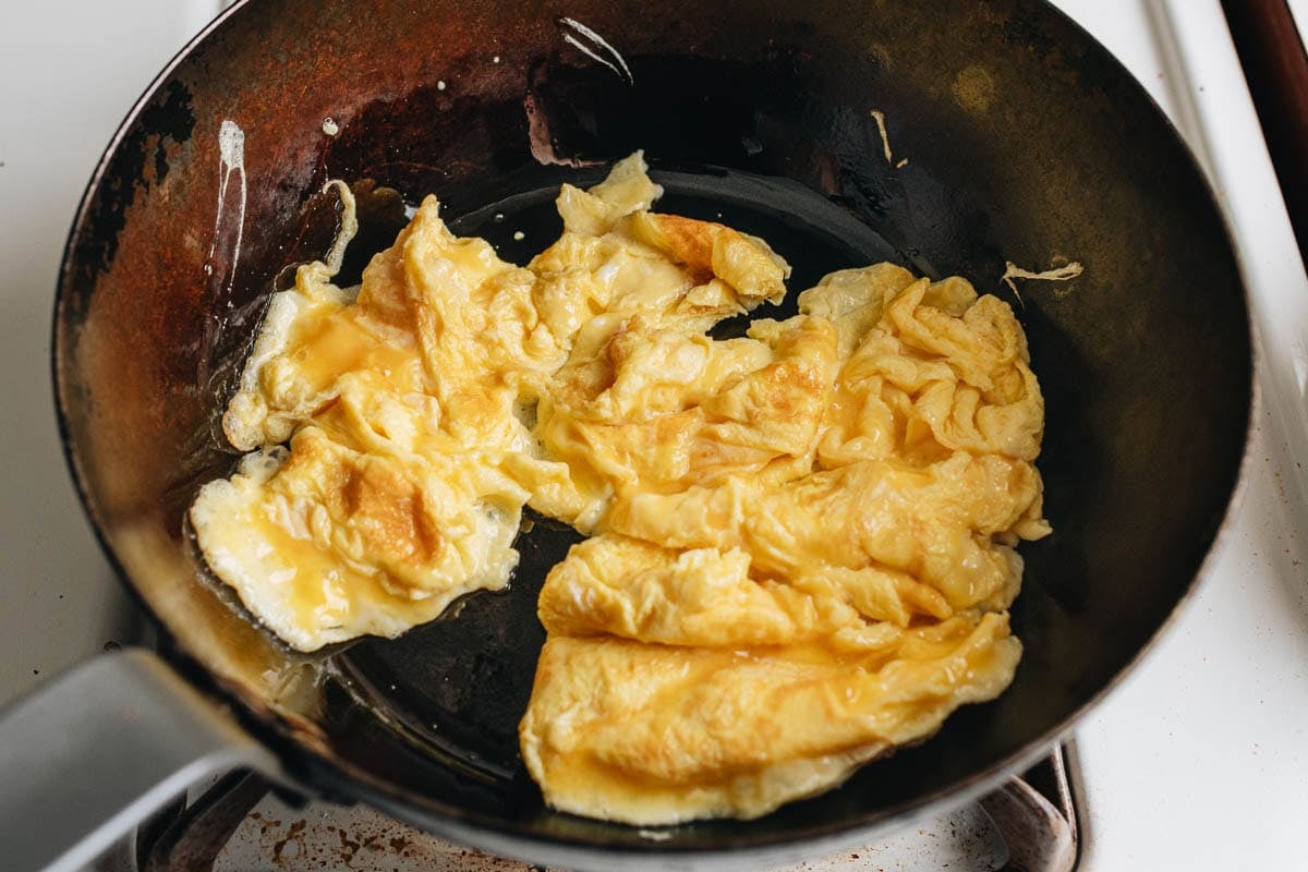 Scramble eggs in a wok