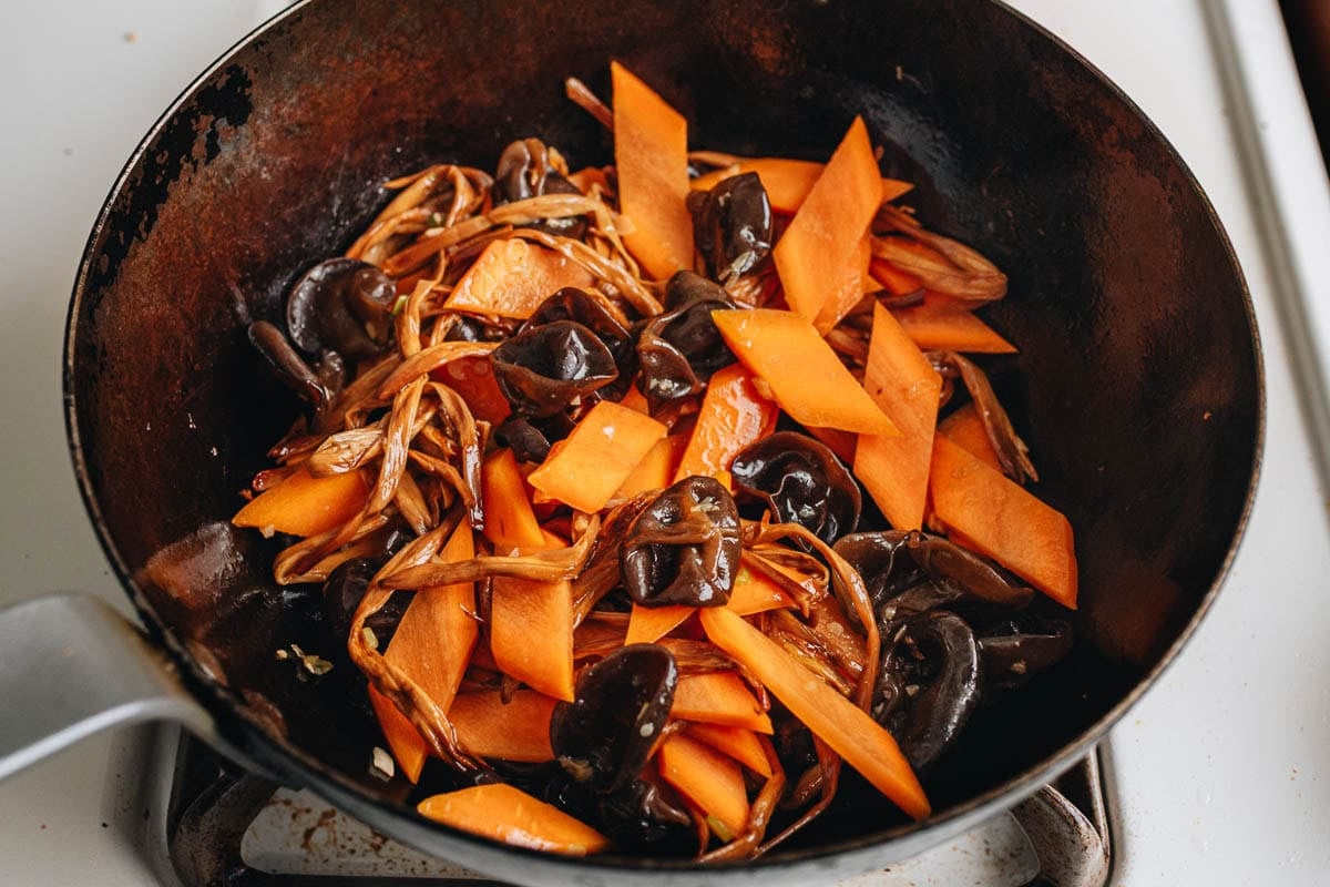 Cook carrot, wood ear mushrooms and lily flowers
