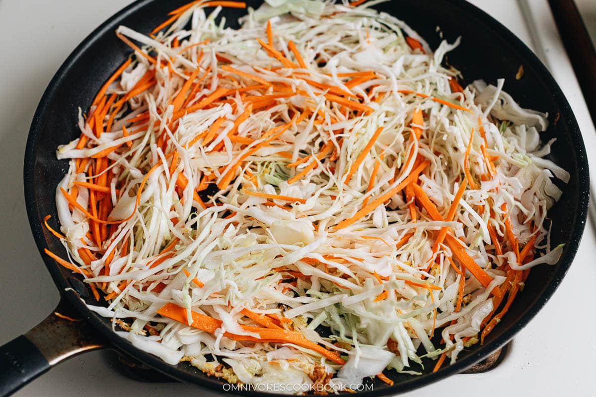 Cook vegetables for vegetable mei fun