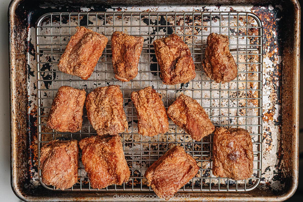 Straining the pork on a wire rack