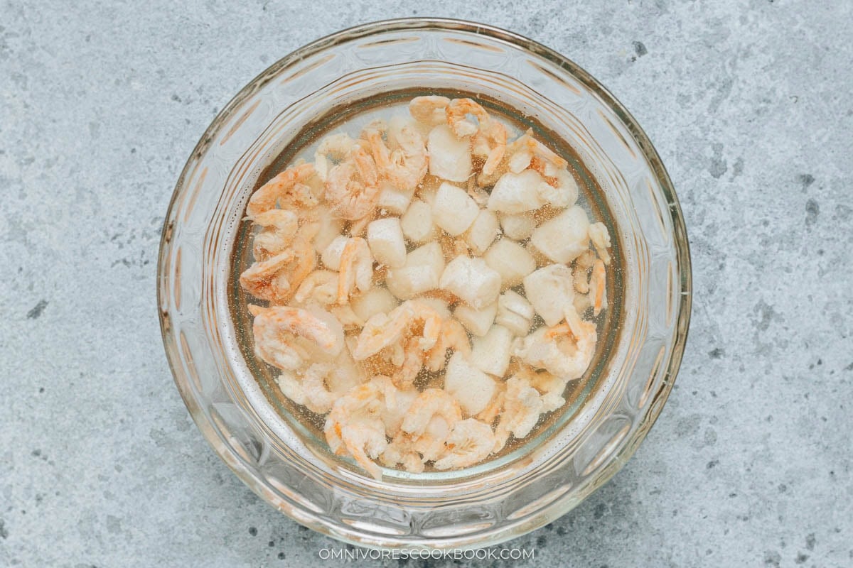 Soaking dried scallops and dried shrimps