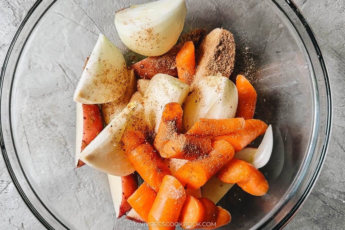 Mix the vegetables with spice mix and olive oil