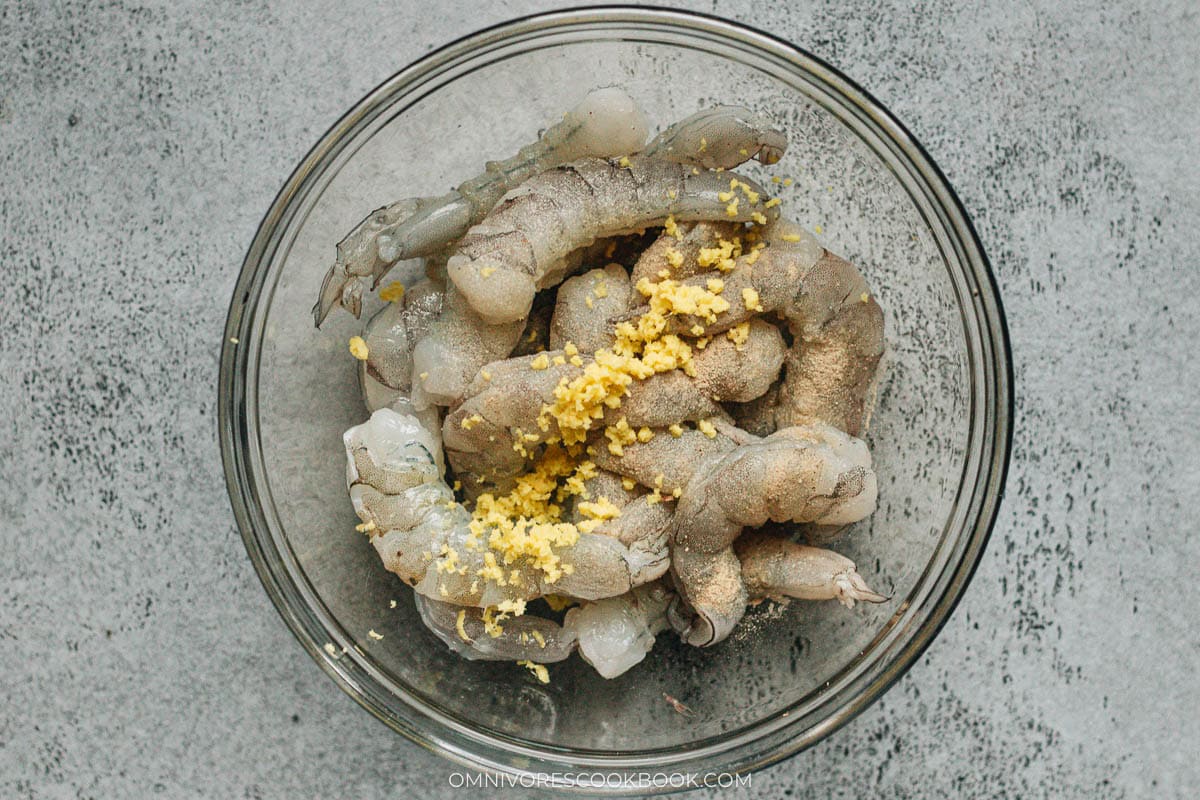 Marinating shrimp with ginger, salt and white pepper.