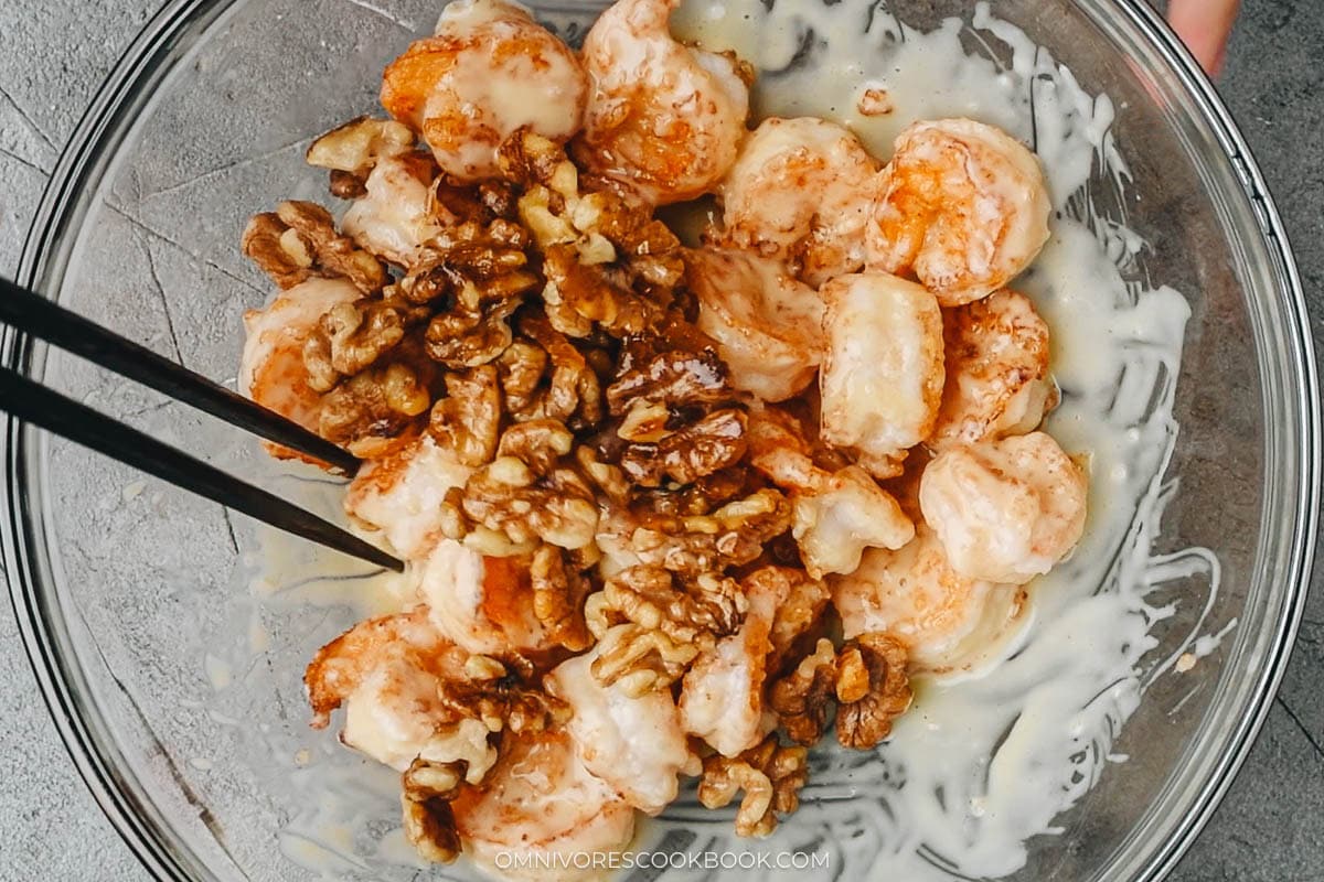 Mix the sauce with the shrimp and walnuts