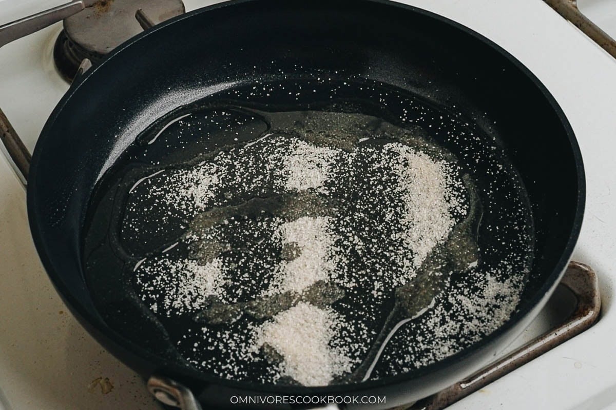 Melt the sugar with oil
