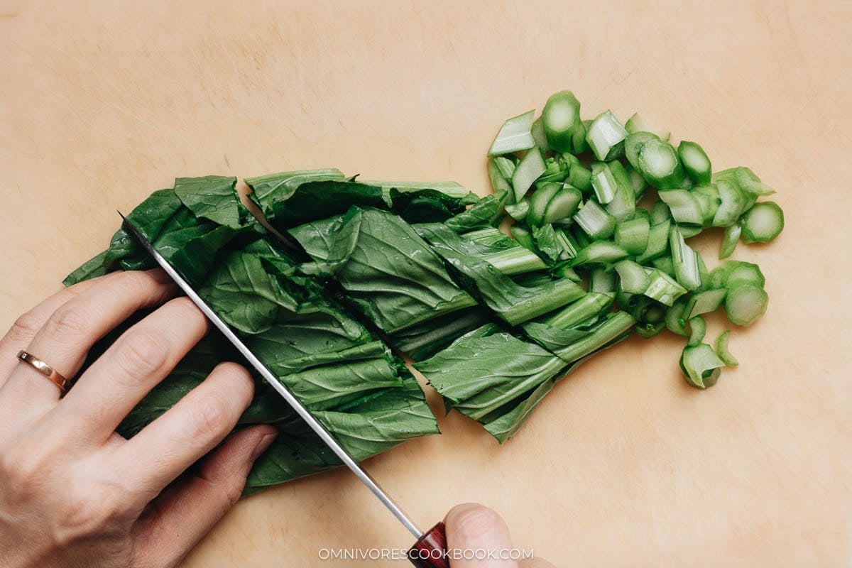 Chopping choy sum