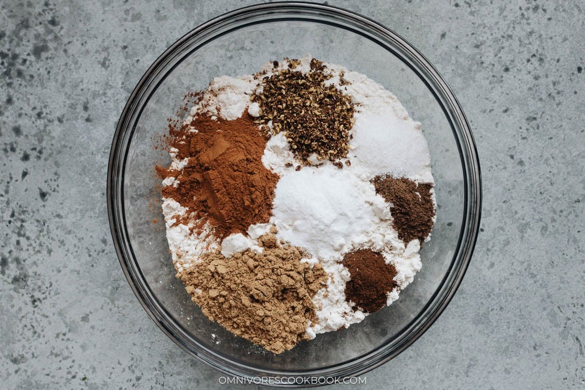 Flour mixed with spices in a bowl
