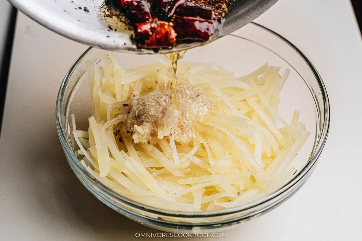 Pouring hot chili oil over garlic
