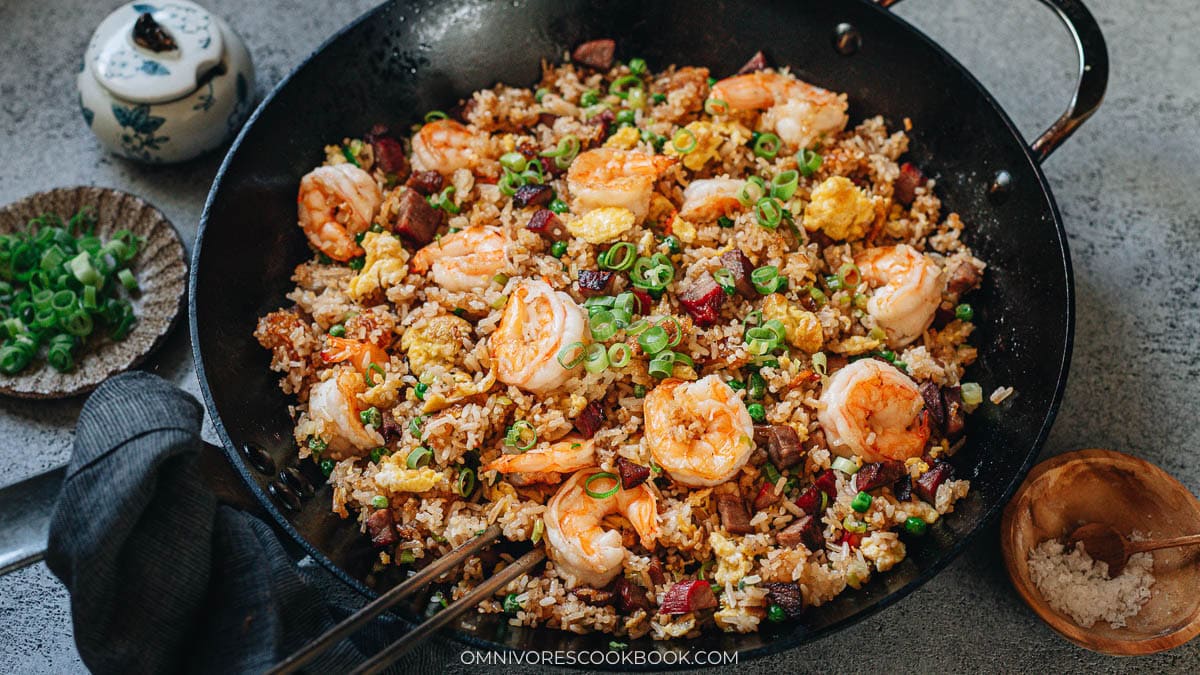 Yang Zhou fried rice on a pan