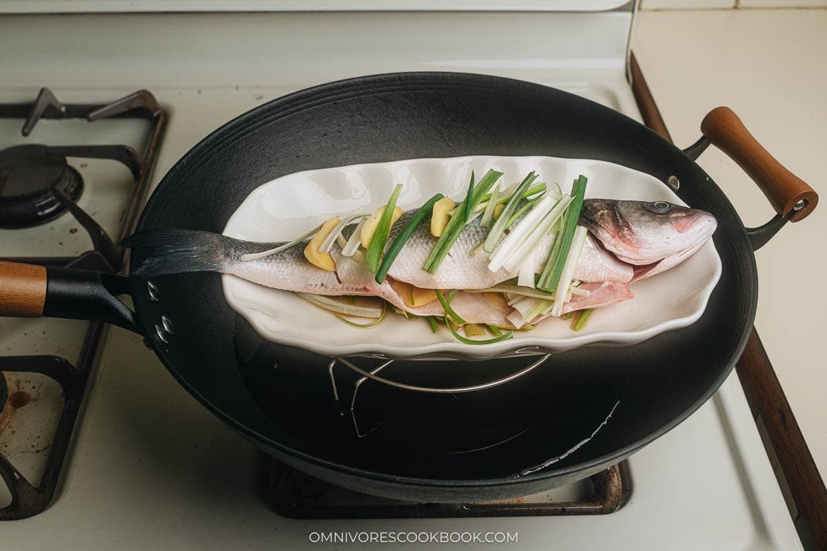 How to set up steamer for steamed fish