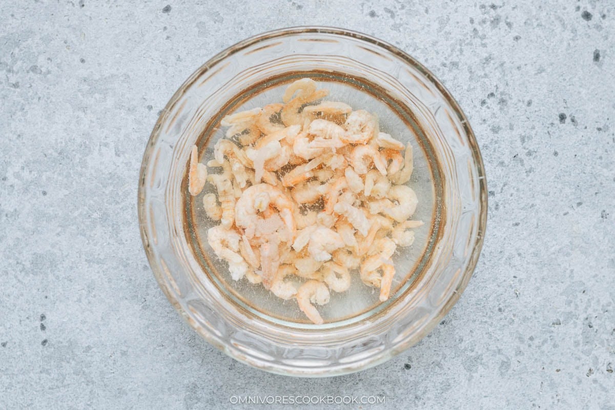 Soak the shrimp in a bowl with water