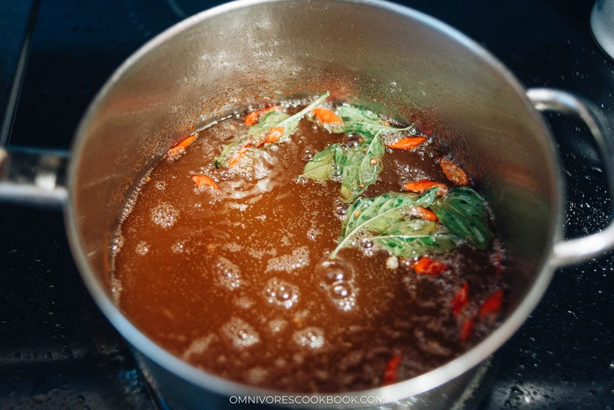 fry dried basil leaves and chili peppers