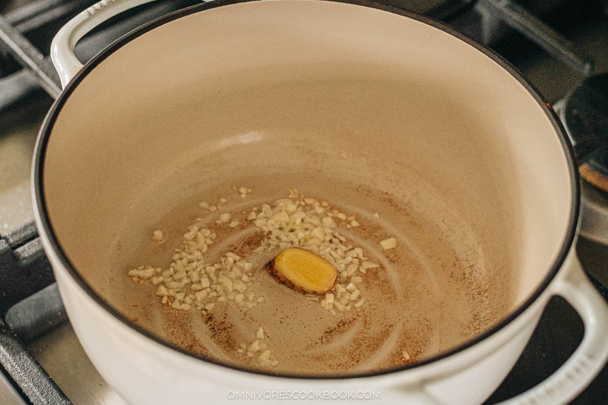 Saute the ginger and garlic with a bit of oil