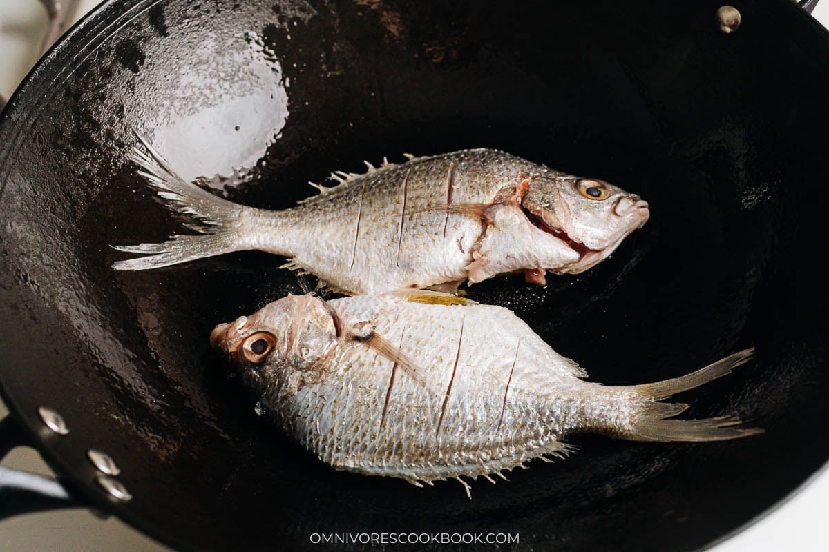 Whole fish searing in wok