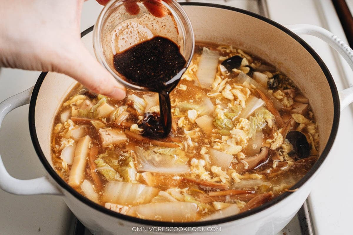 pouring Chinkiang vinegar with white pepper to the soup 