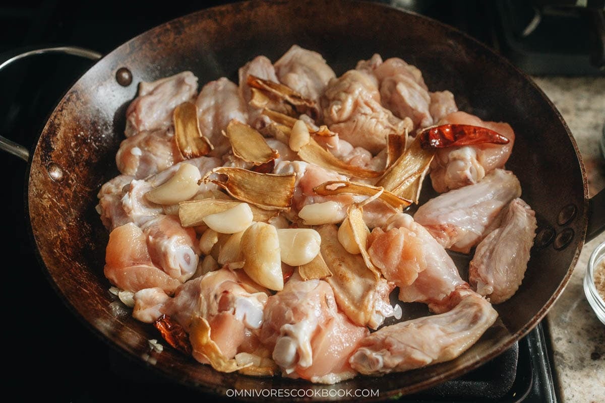 Sear the chicken with garlic and chilis on top
