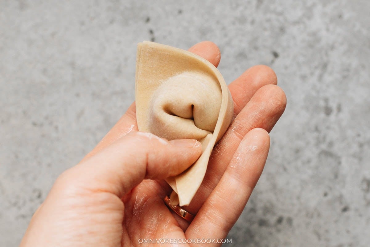 Sealing wrapper to form wonton