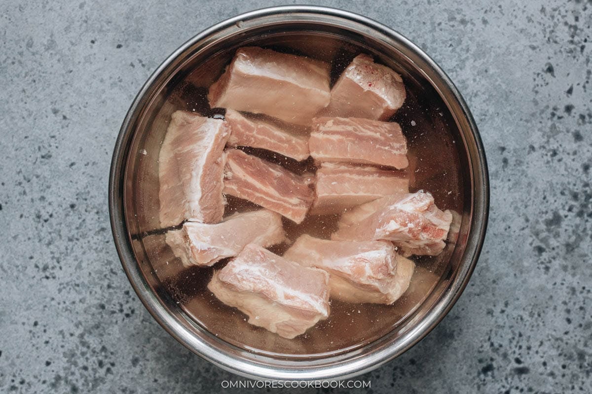 Soaking the ribs in a bowl