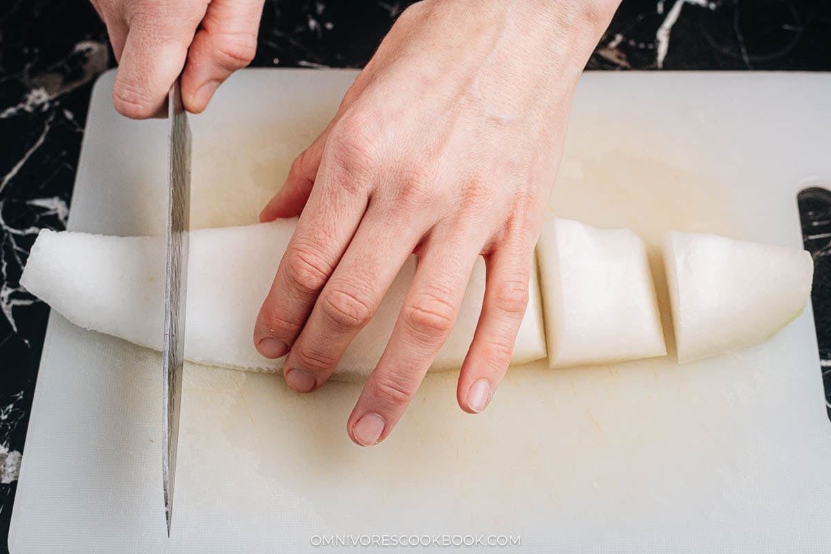 Slicing winter melon into thick pieces