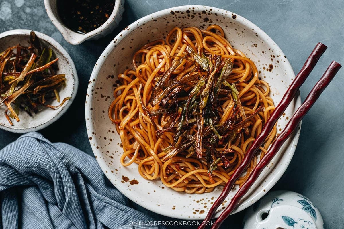 Scallion Oil Noodle (葱油拌面)

