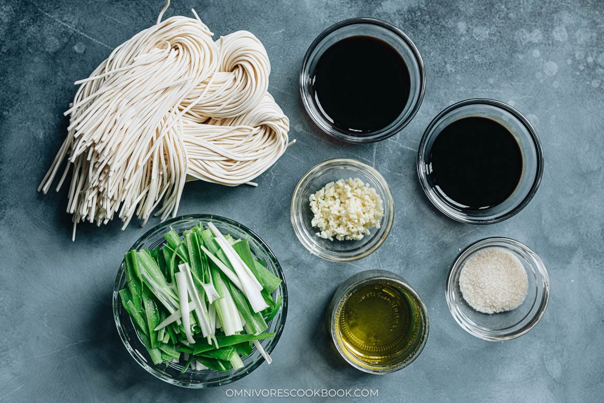 Ingredients for making scallion oil noodles