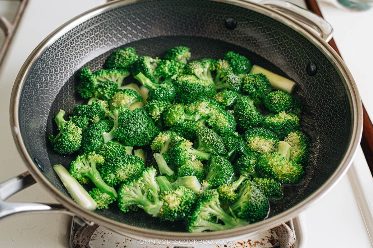 Blanching broccoli in a wok