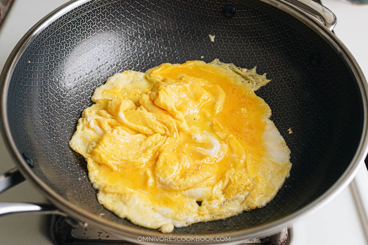 Scrambled eggs in wok
