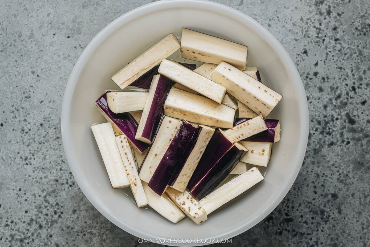 Soaking eggplant in salted water