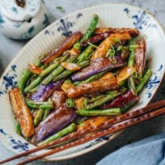 My Chinese eggplant and green bean stir fry is one of those simple, everyday dishes that quietly delivers big flavor. It combines tender, silky eggplant with crisp, slightly blistered green beans, all coated in a savory garlic sauce that&rsquo;s rich, balanced, and perfect with steamed rice.