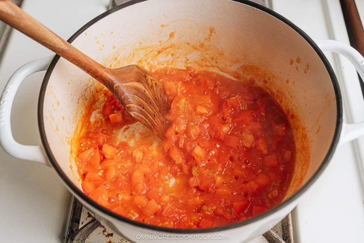 Cooking the tomatoes