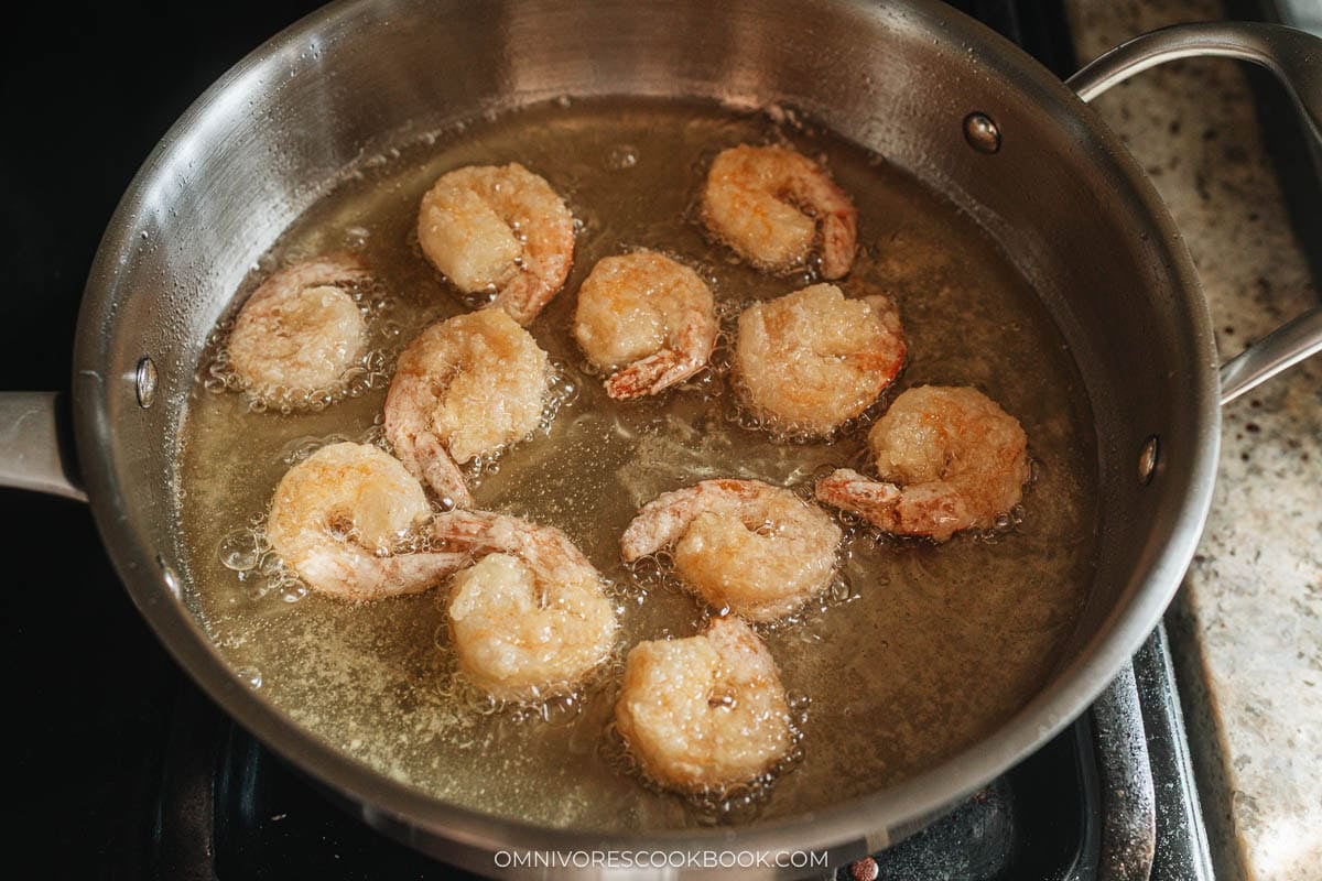 frying the shrimps n a pan with oil
