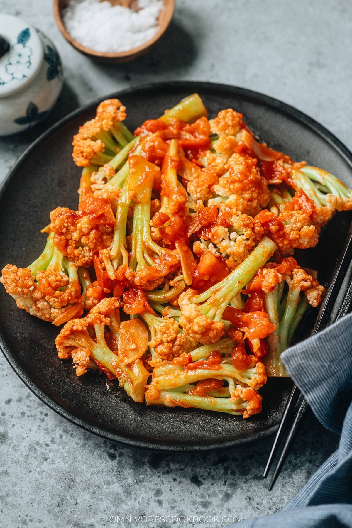 Stir fried cauliflower with tomato close up