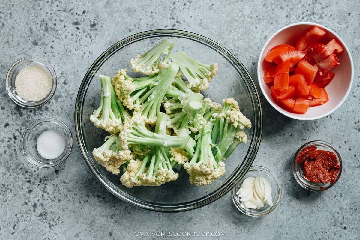 Ingredients for making Chinese cauliflower with tomato sauce