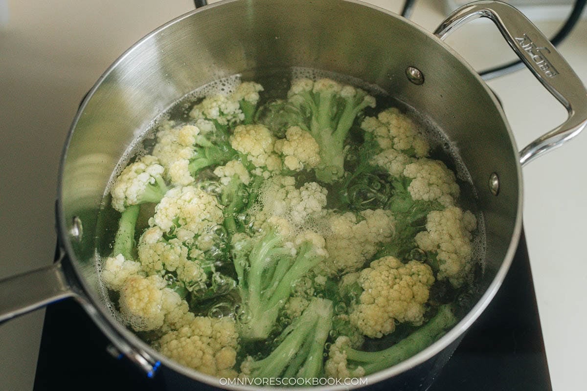cauliflower to a large bowl of cold water