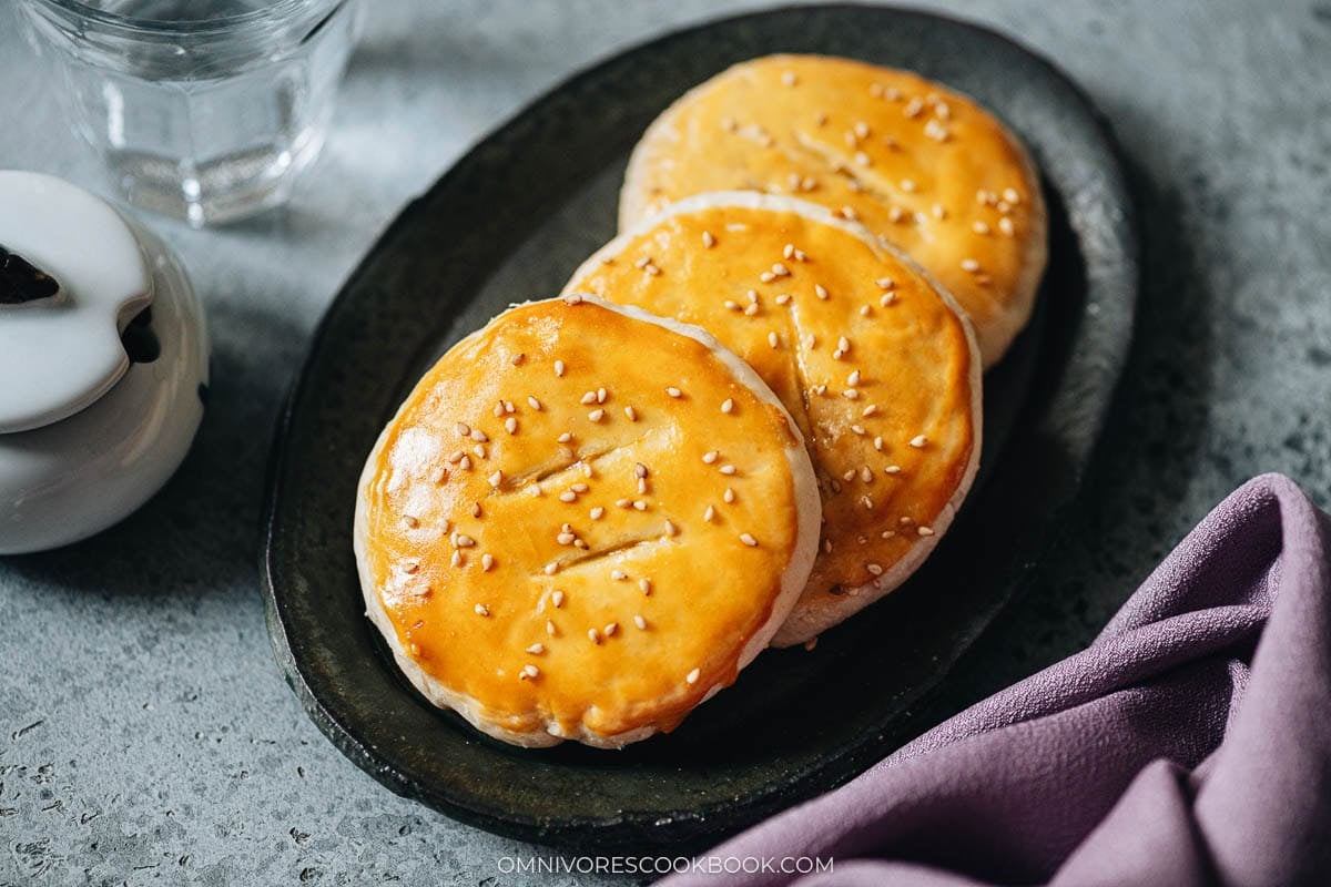 Close-up of baked Chinese wife&rsquo;s cake