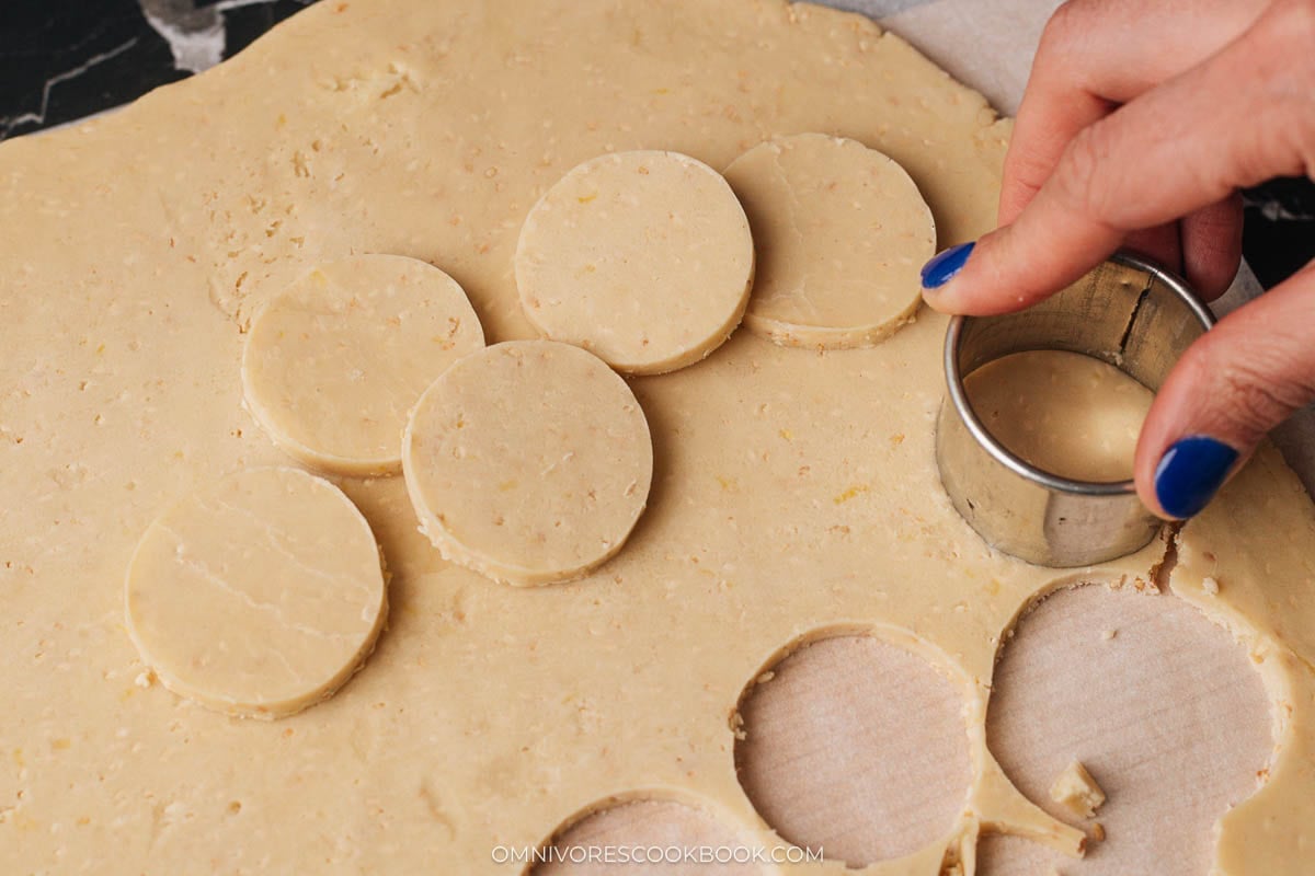 Cutting round shortbread cookies
