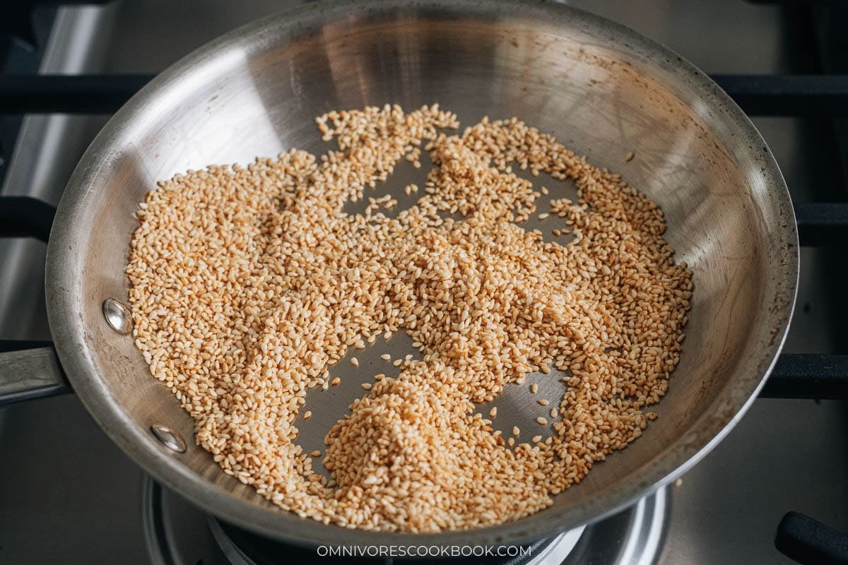 Toasting white sesame seeds