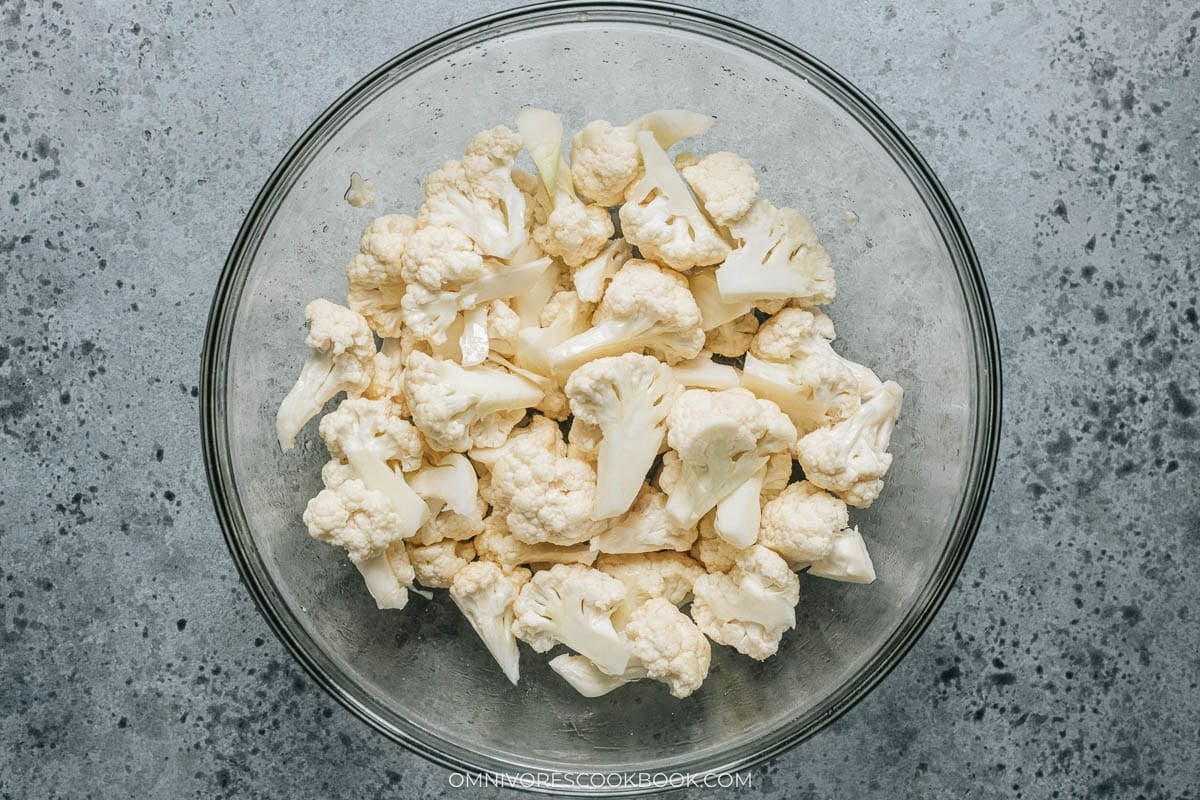 Coating the cauliflower with oil