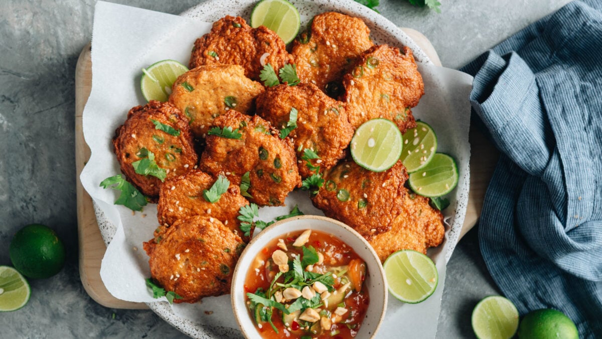 Thai fish cakes with sauce and limes